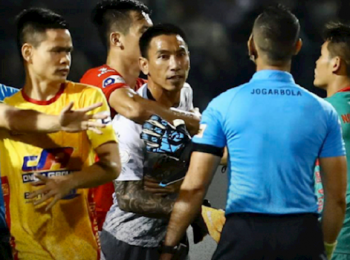 Thực hư vụ va chạm tại vòng 10 V.League giữa trọng tài vs cầu thủ Hồ Chí Minh