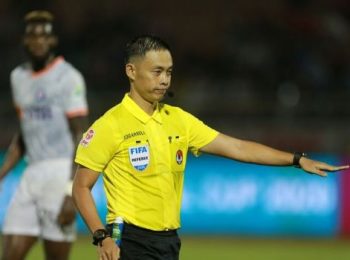 Trọng tài Ngô Duy Lân cầm còi trận đấu của ĐT Trung Quốc